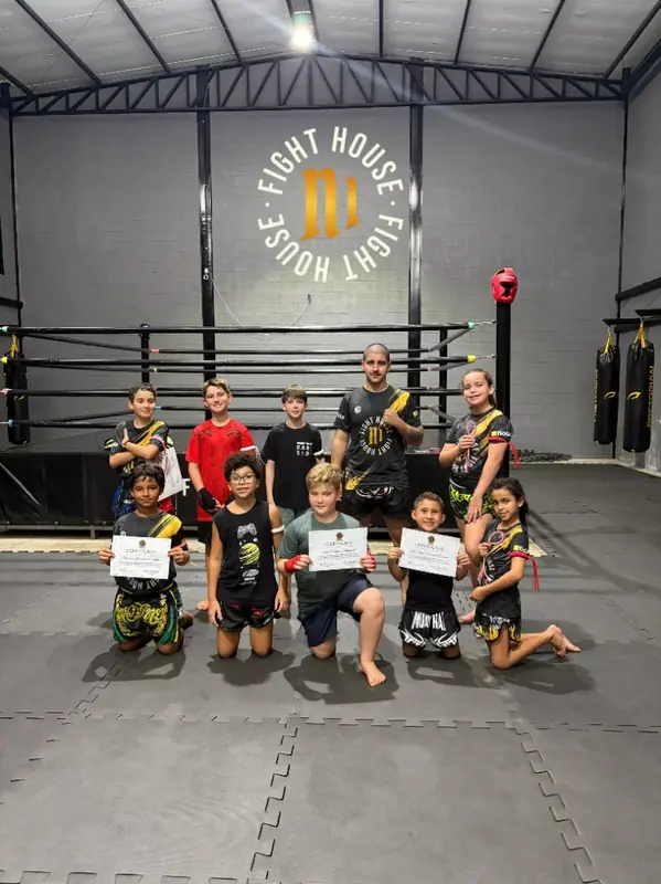 Academia N1 Fight House - Turma infantil com certificados