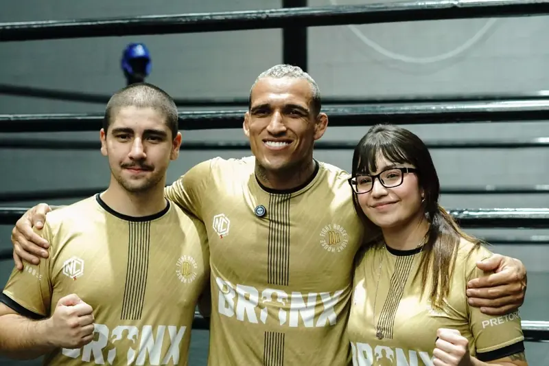 Academia N1 Fight House - Charles do Bronx com alunos