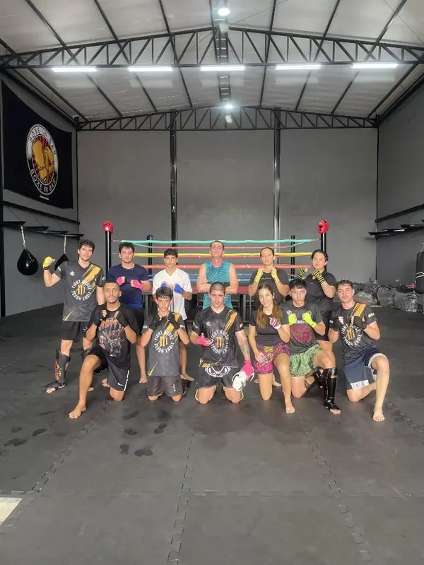 Academia N1 Fight House - Equipe de alunos e instrutor
